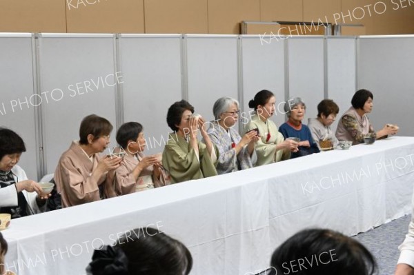 薄茶席を楽しむ参加者ら
