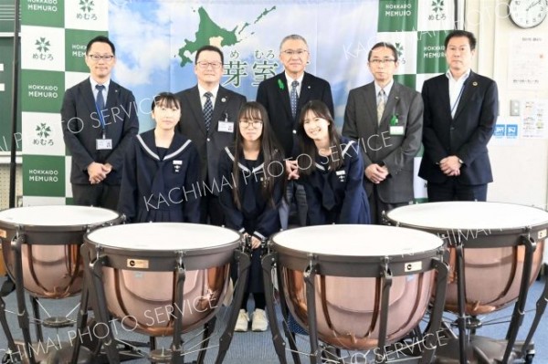ホクレンが芽室町に１００万円を寄付　小中学校の吹奏楽器を購入