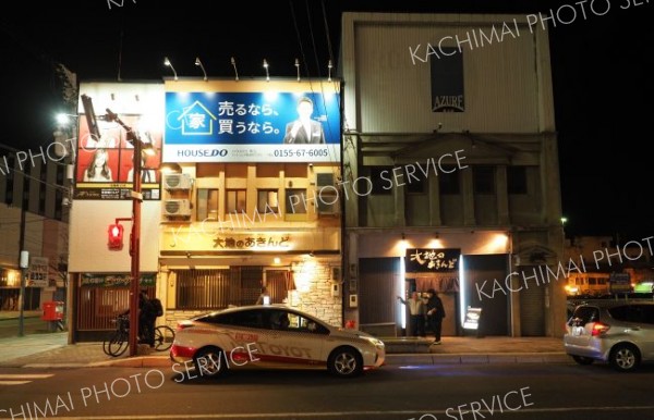 １号店（左）、２号店が並ぶ店の前には、ひっきりなしにタクシーが訪れる
