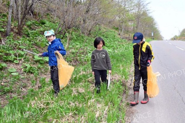 みんなで地域のごみ拾い　豊頃大津小児童がクリーン作戦 3