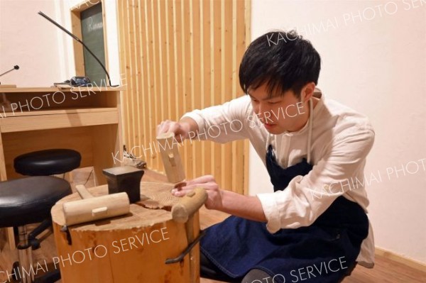 工房で作業する。熱した金属をたたいたりねじったりすることで好みの形の指輪を作っていく