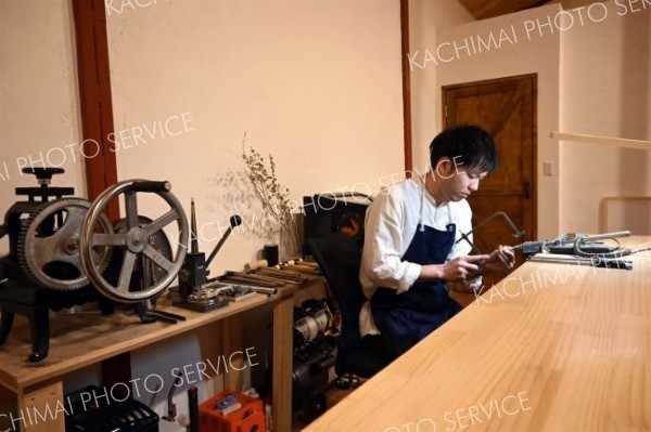 木材をふんだんに使用してぬくもりある工房「Ｒｉｎｎｅ」が完成した。作業に取り組む