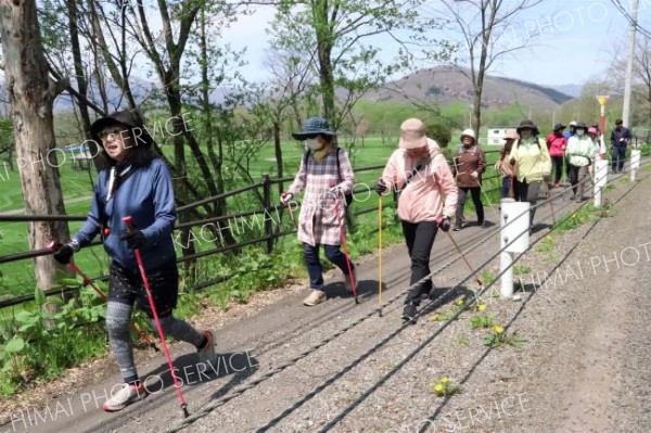 健康増進へ　ノルディックウオーキング講座始まる