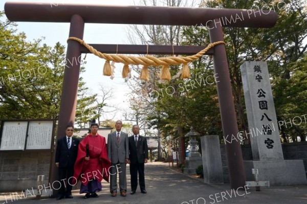 公園八幡宮西鳥居の大しめ縄新調　音更