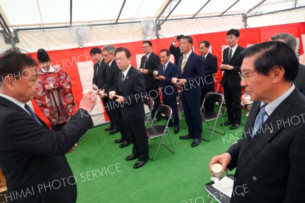 神事の後、牛乳で乾杯する参加者