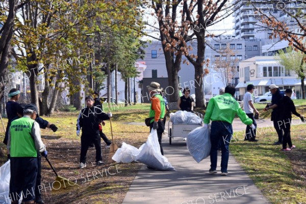 中央公園で清掃ボランティア　自衛隊帯広地方協力本部～こぼれ話