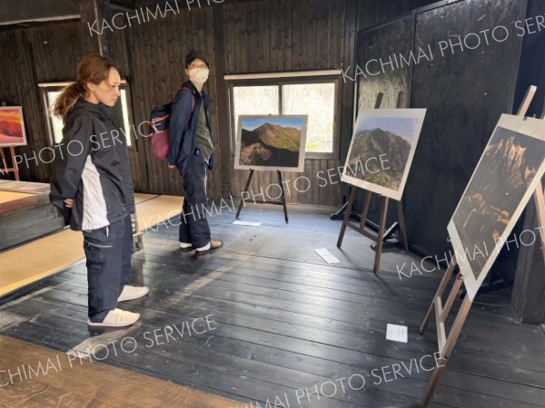 日高山脈の雄大な姿を捉えた写真が並ぶ「ほおの木」