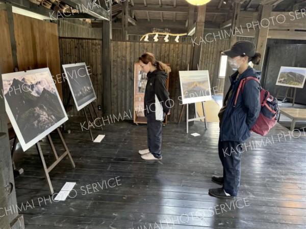 日高山脈の雄大な姿を捉えた写真が並ぶ「ほおの木」