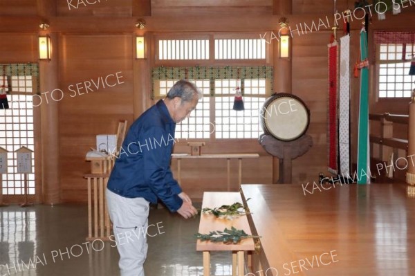 祭壇に玉串をささげる