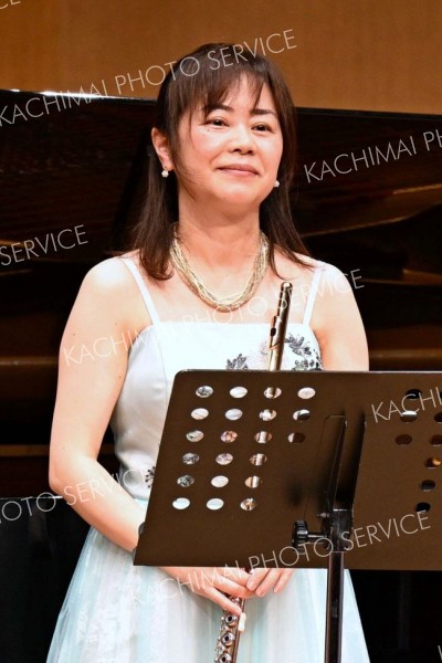 演奏を終えて笑みを浮かべる