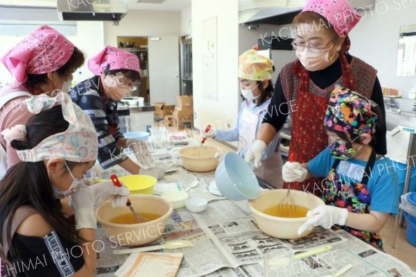 廃油石けん作りに挑戦する子どもたち