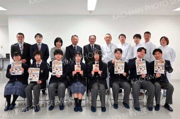 お披露目会に出席した関係者たち