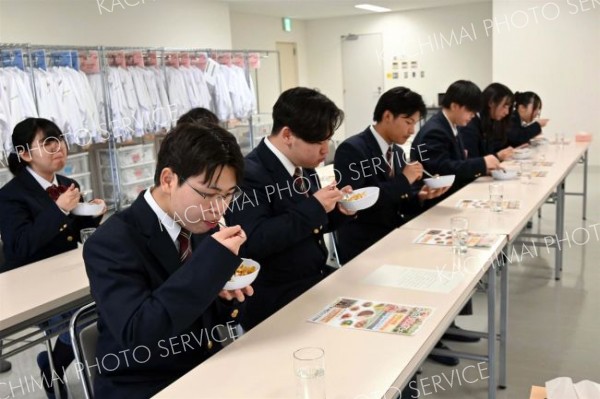 完成した「さらのうばんかレー」を試食する生徒