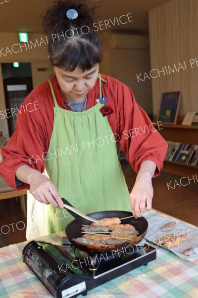 フライパンでつくねを炒める