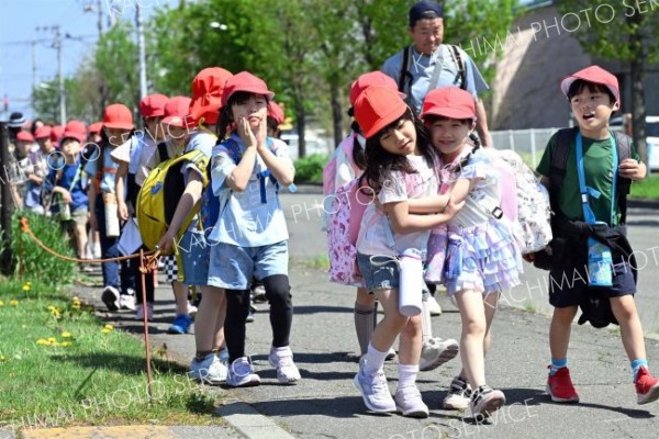 日差し浴び　小学校で春の遠足