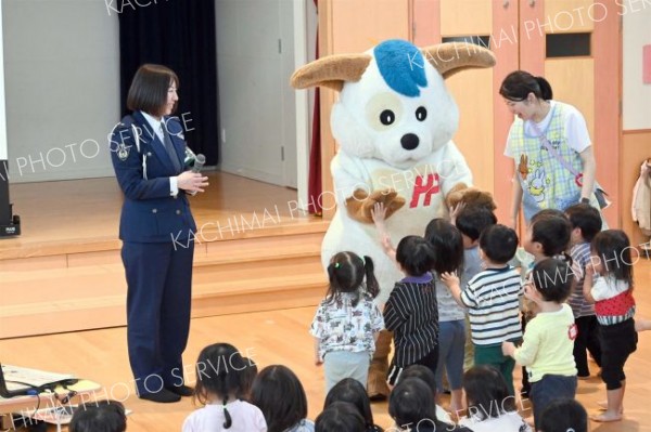 ほくとくんに群がりハイタッチを求める園児ら。左は後藤巡査長