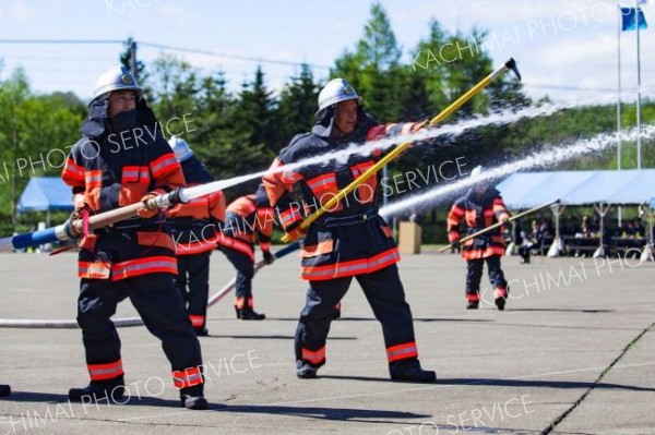 訓練披露し市街地行進　広尾町消防団が春季演習