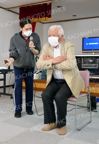 理学療法士に転倒予防学ぶ　音更