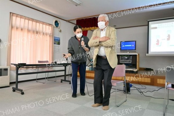 転倒リスクをチェックしてもらう緑陽台老人クの丹野会長（右）