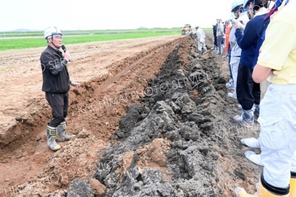 河川掘削土で農地かさ上げ　表土反転工事を公開　豊頃町など 3