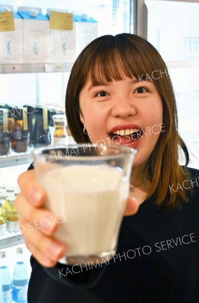 大好物の牛乳は朝晩欠かさず飲むという石崎さん。風呂上がりに一気飲みする牛乳は格別