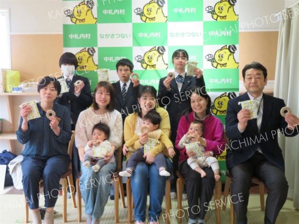 乳幼児３人に手作り木製おもちゃ　中札内森の輪贈呈式