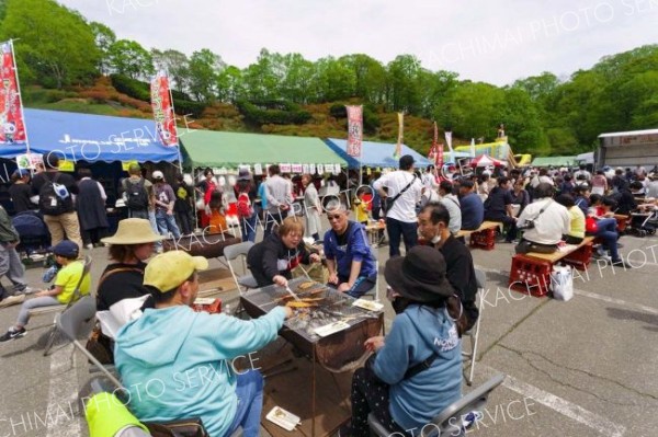 ツツジ背に焼き台囲む　広尾の「まつり」盛況