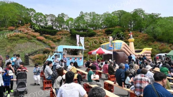 ツツジが「五分咲き」となった会場でイベントなどを楽しむ来場者ら（１８日午前１１時１０分）