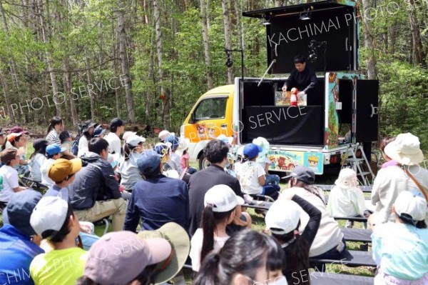 人形劇を楽しむ親子連れ（１８日午前１０時４０分ごろ、助川かおる通信撮影）