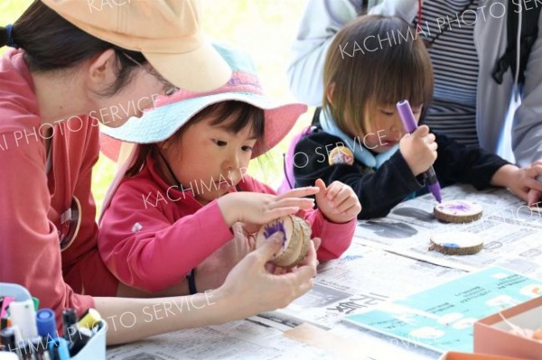 真剣な表情でカスタネットを作る子どもたち（１８日午前１０時半ごろ、助川かおる通信撮影）