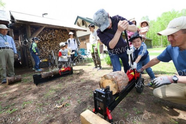 まき割り体験をする子どもたち（１８日午前１０時１０分ごろ、助川かおる通信撮影）
