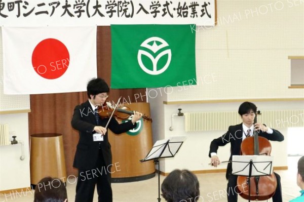 入学・始業式で演奏する