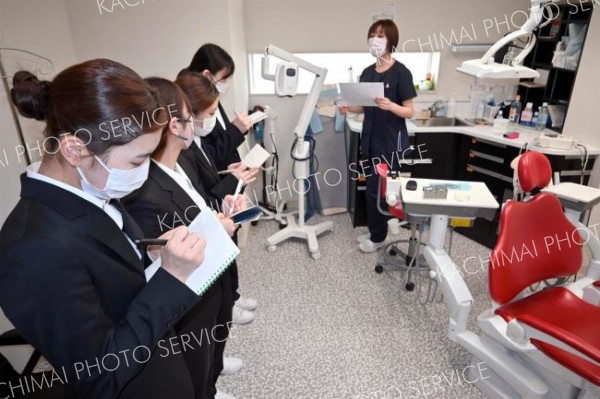 歯科衛生士科１年生がつがやす歯科で意欲高める　コア専門学校で初の現場見学