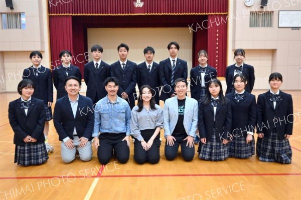 ワールドワンダープログラムに参加した講師陣と１年生