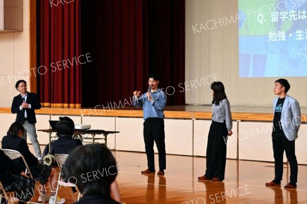 進行で留学経験を語る