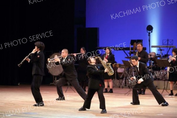 池田高校の演奏（助川かおる通信撮影）