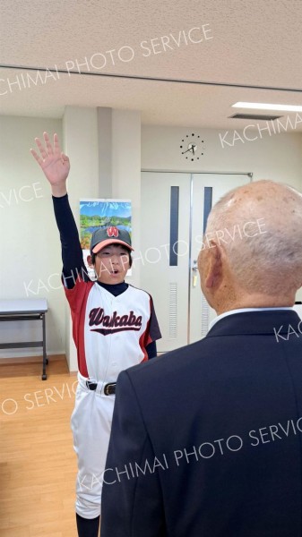 力強く選手宣誓する若葉少年団