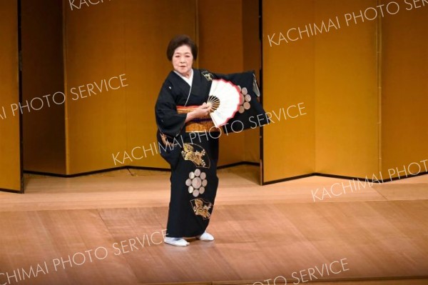 華麗な舞を披露する出演者