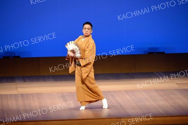 華麗な舞を披露する出演者