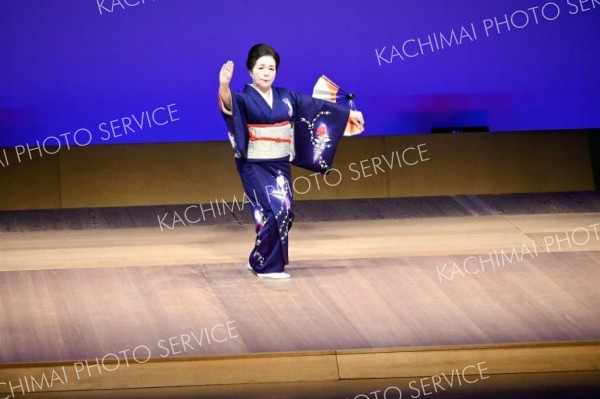 華麗な舞を披露する出演者