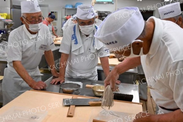 ３００回目となった節目の例会でそば打ちを楽しむ音更蕎麦研究会員ら