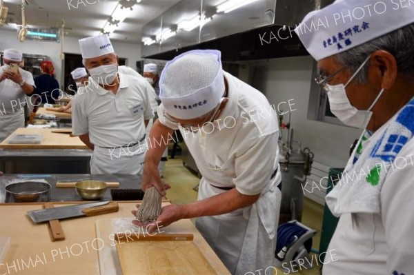 ３００回目となった節目の例会でそば打ちを楽しむ音更蕎麦研究会員ら