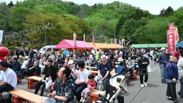 まつり当日は最高気温が２３・６度にまで上昇。町内。町内外から多くの家族連れが訪れ、イベントや食を楽しんだ