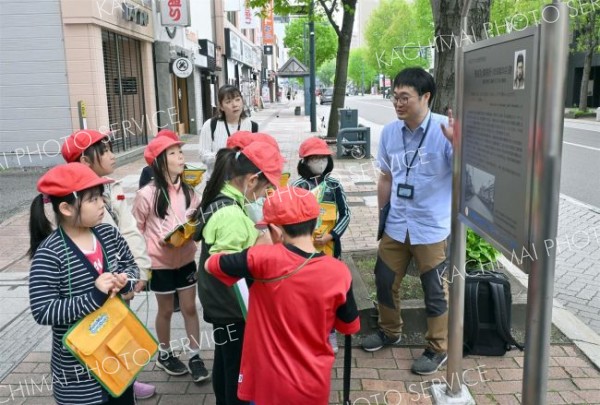 街巡り歴史学ぶ　帯広小児童に学芸員解説　帯広東ＲＣ設置の案内板生かし