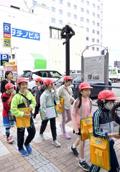 まちなかの歴史を学ぶ児童（金野和彦撮影）