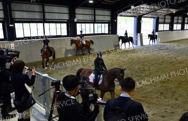 内覧会で報道陣にデモンストレーションを見せる馬術部員（金野和彦撮影）