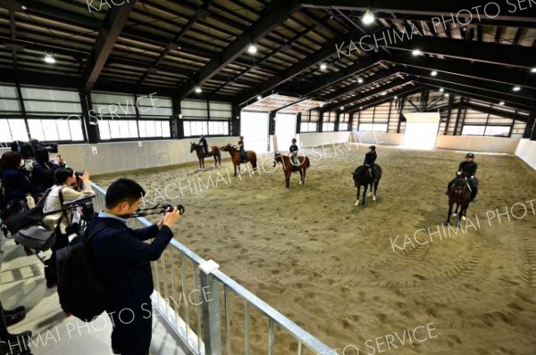 内覧会で報道陣にデモンストレーションを見せる馬術部員（金野和彦撮影）