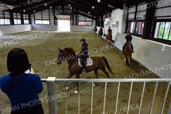 内覧会で報道陣にデモンストレーションを見せる馬術部員（金野和彦撮影）