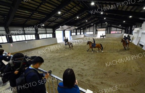 内覧会で報道陣にデモンストレーションを見せる馬術部員（金野和彦撮影）