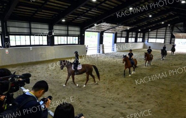 内覧会で報道陣にデモンストレーションを見せる馬術部員（金野和彦撮影）